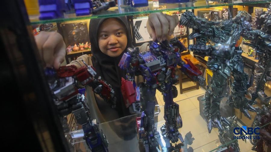 Calon pembeli melihat koleksi mainan di Kampoeng Mainan, Lt. 3A Blok M Square, Jakarta, Rabu (9/9/2026).