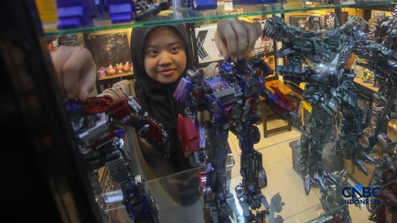 Calon pembeli melihat koleksi mainan di Kampoeng Mainan, Lt. 3A Blok M Square, Jakarta, Rabu (9/9/2026).