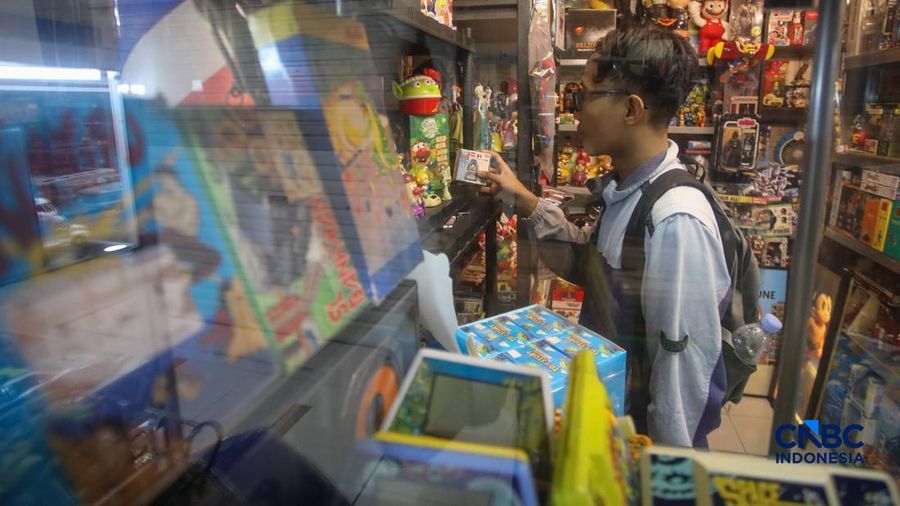 Calon pembeli melihat koleksi mainan di Kampoeng Mainan, Lt. 3A Blok M Square, Jakarta, Rabu (9/9/2026).
