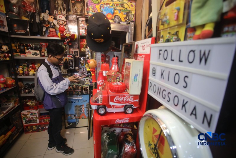 Calon pembeli melihat koleksi mainan di Kampoeng Mainan, Lt. 3A Blok M Square, Jakarta, Rabu (9/9/2026). (CNBC Indonesia/Faisal Rahman)
