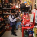 Calon pembeli melihat koleksi mainan di Kampoeng Mainan, Lt. 3A Blok M Square, Jakarta, Rabu (9/9/2026).(CNBC Indonesia/Faisal Rahman)