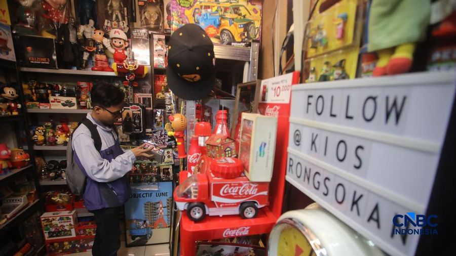 Calon pembeli melihat koleksi mainan di Kampoeng Mainan, Lt. 3A Blok M Square, Jakarta, Rabu (9/9/2026).