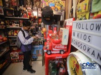 Calon pembeli melihat koleksi mainan di Kampoeng Mainan, Lt. 3A Blok M Square, Jakarta, Rabu (9/9/2026).(CNBC Indonesia/Faisal Rahman)