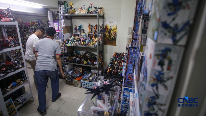 Calon pembeli melihat koleksi mainan di Kampoeng Mainan, Lt. 3A Blok M Square, Jakarta, Rabu (9/9/2026). (CNBC Indonesia/Faisal Rahman)