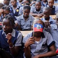 Siswa sekolah membawa bendera Haiti di Port-au-Prince, Haiti, 7 September 2026. (REUTERS/Patrice Noel)