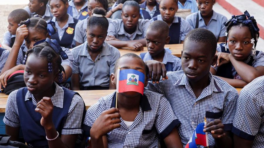 Siswa sekolah membawa bendera Haiti di Port-au-Prince, Haiti, 7 September 2026. (REUTERS/Patrice Noel)