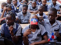 Siswa sekolah membawa bendera Haiti di Port-au-Prince, Haiti, 7 September 2026. (REUTERS/Patrice Noel)