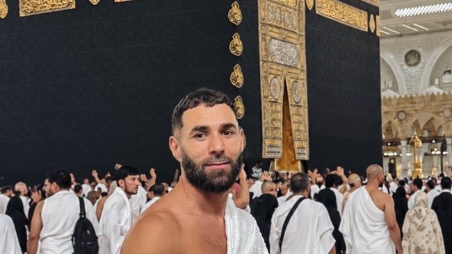 Subhanallah, Potret Karim Benzema Jalani Ibadah Umrah