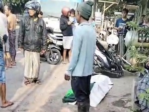 Video: Pemotor Tewas Usai Tabrak Truk Boks di Jalan Raya Wonorejo