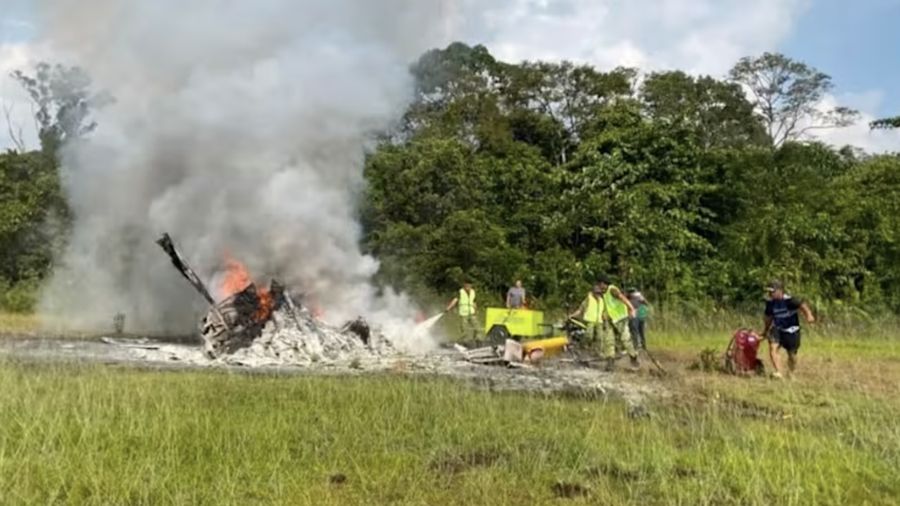Helikopter Flying Doctor Service jatuh di dekat STOLport (bandara dengan landasan pacu pendek untuk lepas landas dan mendarat) Long Lellang di distrik Marudi, Sarawak, pada 8 September 2026. (Foto: Facebook/Sarawak Edisi Khas)