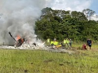 Helikopter Flying Doctor Service jatuh di dekat STOLport (bandara dengan landasan pacu pendek untuk lepas landas dan mendarat) Long Lellang di distrik Marudi, Sarawak, pada 8 September 2026. (Foto: Facebook/Sarawak Edisi Khas)