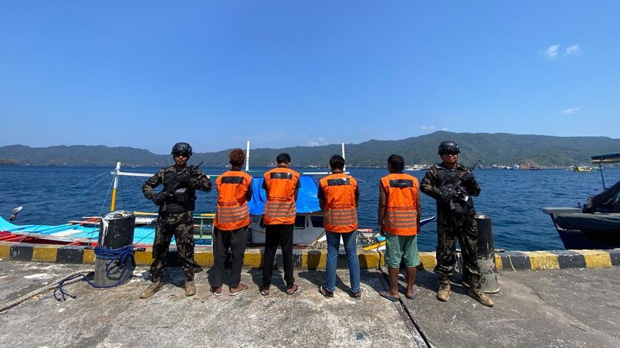 Direktorat Jenderal Pengawasan Sumber Daya Kelautan dan Perikanan (PSDKP) Kementerian Kelautan dan Perikanan (KKP), menangkap satu kapal ikan asing (KIA) asal Filipina yang beroperasi di perairan Sulawesi. (Dok Humas KKP)