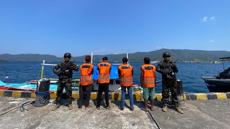 Direktorat Jenderal Pengawasan Sumber Daya Kelautan dan Perikanan (PSDKP) Kementerian Kelautan dan Perikanan (KKP), menangkap satu kapal ikan asing (KIA) asal Filipina yang beroperasi di perairan Sulawesi. (Dok Humas KKP)