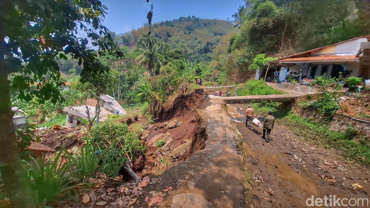 Tanggul Irigasi Sungai Jebol, Longsor Menimpa Rumah Warga Kutawaringin
