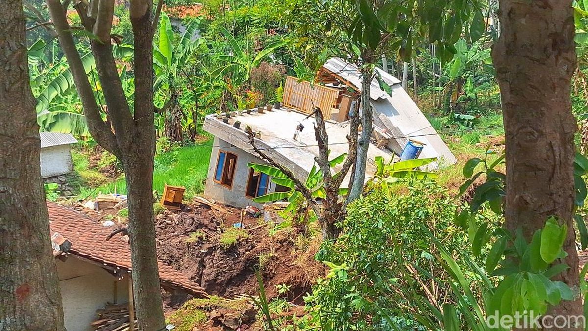 Perjuangan Ruhiyat Selamatkan Keluarga dari Longsoran Tanggul Jebol