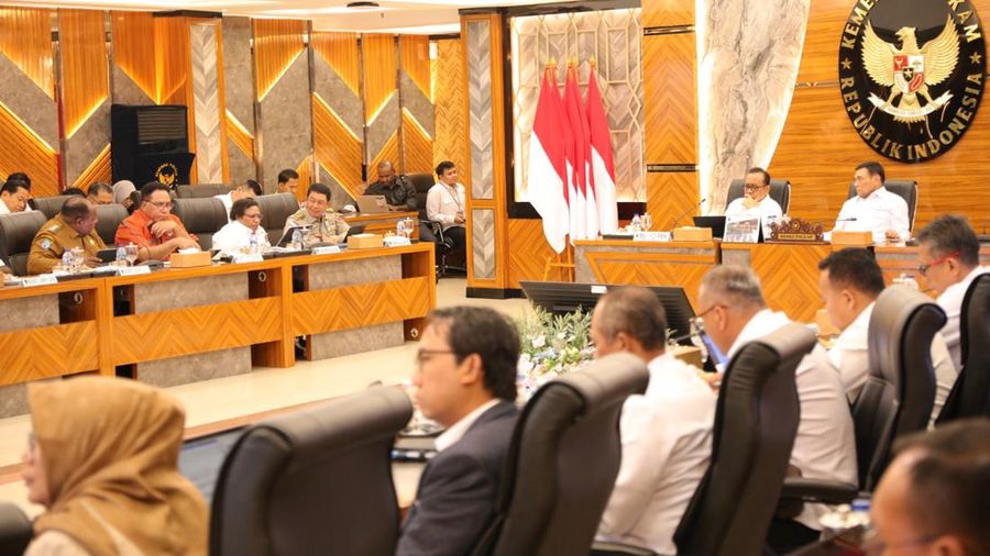 Letjen TNI Dr. Suharyanto S.Sos., M.M mengikuti Rapat Tingkat Menteri (RTM) untuk Percepatan Penanganan Pascakonflik Sosial di Kabupaten Jayawijaya dan Kabupaten Lanny Jaya di Ruang Nakula, Kementerian Koordinator Bidang Politik dan Keamanan, Jakarta