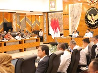 Letjen TNI Dr. Suharyanto S.Sos., M.M mengikuti Rapat Tingkat Menteri (RTM) untuk Percepatan Penanganan Pascakonflik Sosial di Kabupaten Jayawijaya dan Kabupaten Lanny Jaya di Ruang Nakula, Kementerian Koordinator Bidang Politik dan Keamanan, Jakarta
