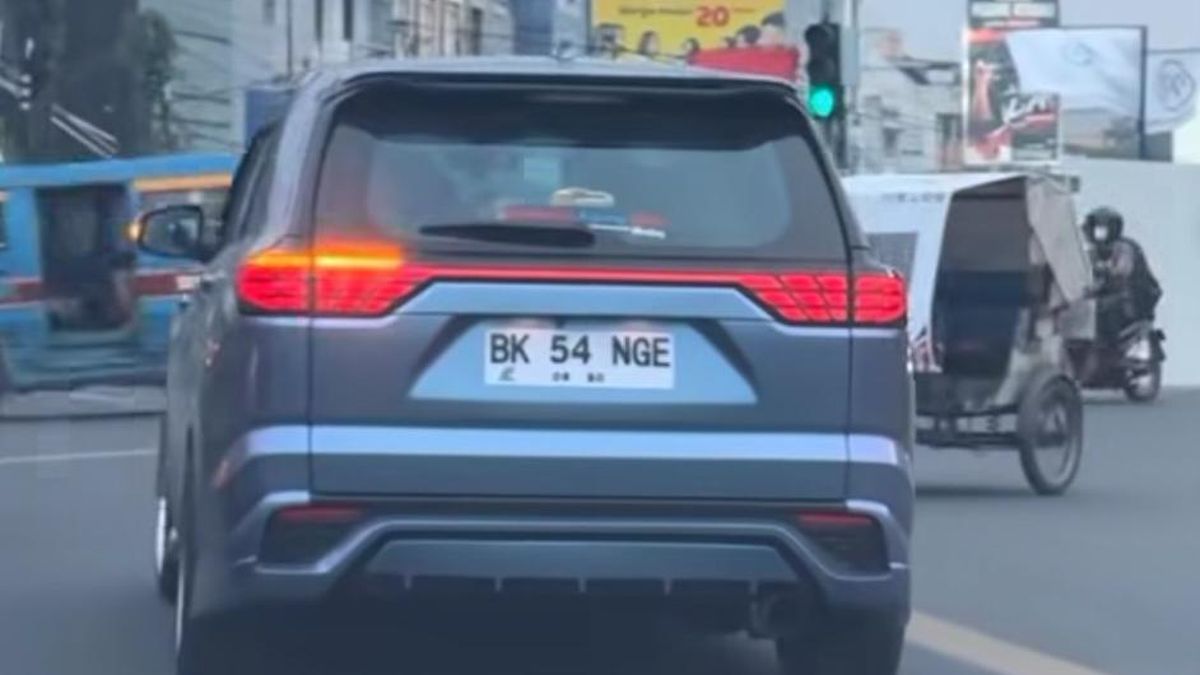 Viral Mobil Pakai Pelat Nyeleneh 'BK 54 NGE' di Medan, Polisi Telusuri