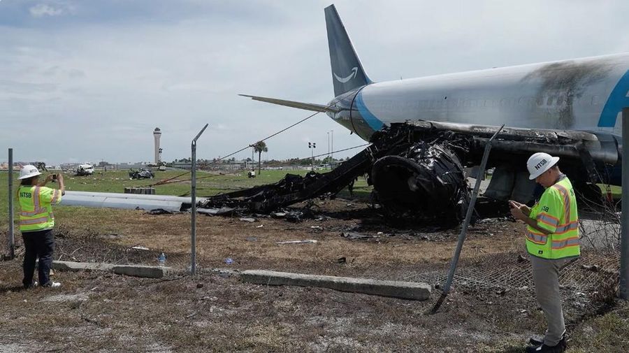Para penyelidik dari National Transportation Safety Board (NTSB) memeriksa lokasi tempat pesawat kargo Amazon Prime Air melampaui batas landasan pacu di Bandara Internasional Miami, Florida, AS, dalam tangkapan layar yang diambil dari video rilis pada 8 September 2026.