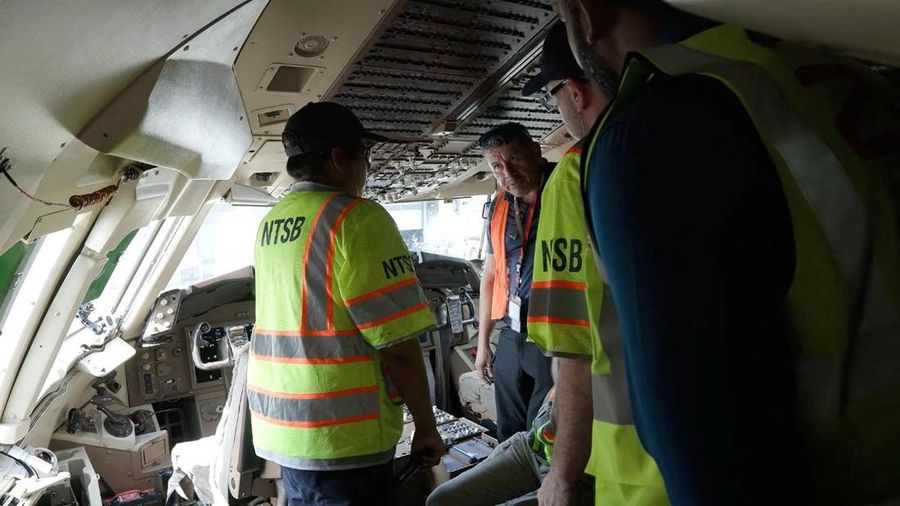 Para penyelidik National Transportation Safety Board (NTSB) memeriksa kokpit pesawat kargo Amazon Prime Air yang melampaui batas landasan pacu di Bandara Internasional Miami, Miami, Florida, AS, dalam tangkapan layar dari video yang dirilis pada 8 September 2026.