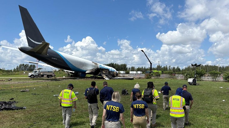 Para penyelidik National Transportation Safety Board (NTSB) memeriksa lokasi tempat pesawat kargo Amazon Prime Air melampaui batas landasan pacu di Bandara Internasional Miami, di Miami, Florida, AS, pada 7 September 2026. (National Transportation Sa