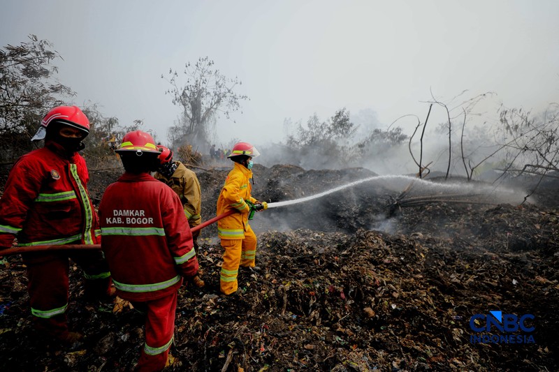 Pemadam kebakaran Kota Bogor masih melakukan proses penanganan kebakaran yang berlangsung di lokasi kebakaran TPA Galuga, Cibungbulang, Kabupaten Bogor, Jawa Barat, Rabu (9/9/2026). (CNBC Indonesia/Tri Susilo)