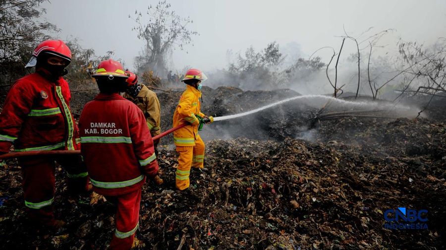 Pemadam kebakaran Kota Bogor masih melakukan proses penanganan kebakaran yang berlangsung di lokasi kebakaran TPA Galuga, Cibungbulang, Kabupaten Bogor, Jawa Barat, Rabu (9/9/2026).