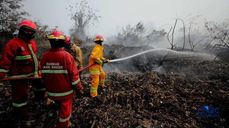 Pemadam kebakaran Kota Bogor masih melakukan proses penanganan kebakaran yang berlangsung di lokasi kebakaran TPA Galuga, Cibungbulang, Kabupaten Bogor, Jawa Barat, Rabu (9/9/2026).