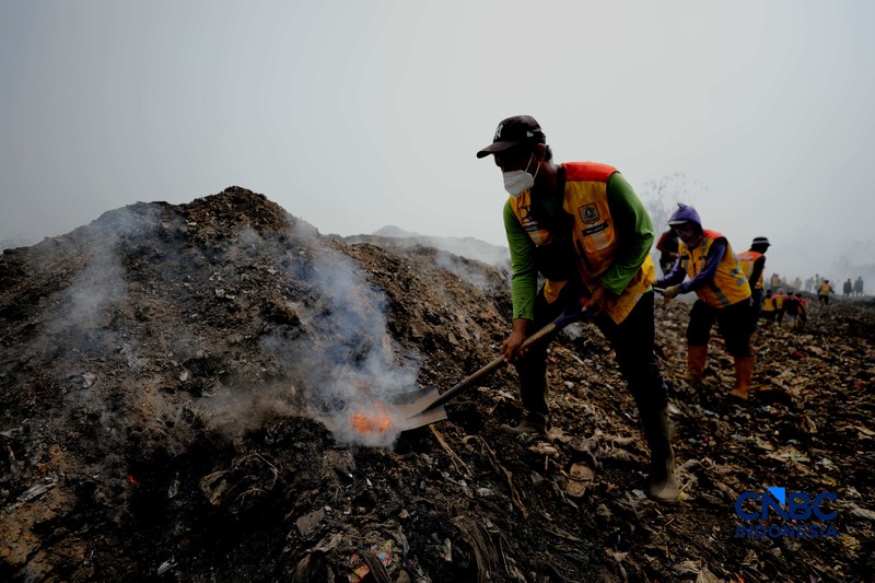 Pemadam kebakaran Kota Bogor masih melakukan proses penanganan kebakaran yang berlangsung di lokasi kebakaran TPA Galuga, Cibungbulang, Kabupaten Bogor, Jawa Barat, Rabu (9/9/2026). (CNBC Indonesia/Tri Susilo)