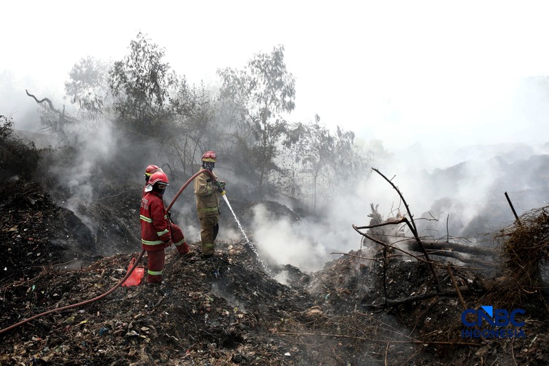 Pemadam kebakaran Kota Bogor masih melakukan proses penanganan kebakaran yang berlangsung di lokasi kebakaran TPA Galuga, Cibungbulang, Kabupaten Bogor, Jawa Barat, Rabu (9/9/2026). (CNBC Indonesia/Tri Susilo)