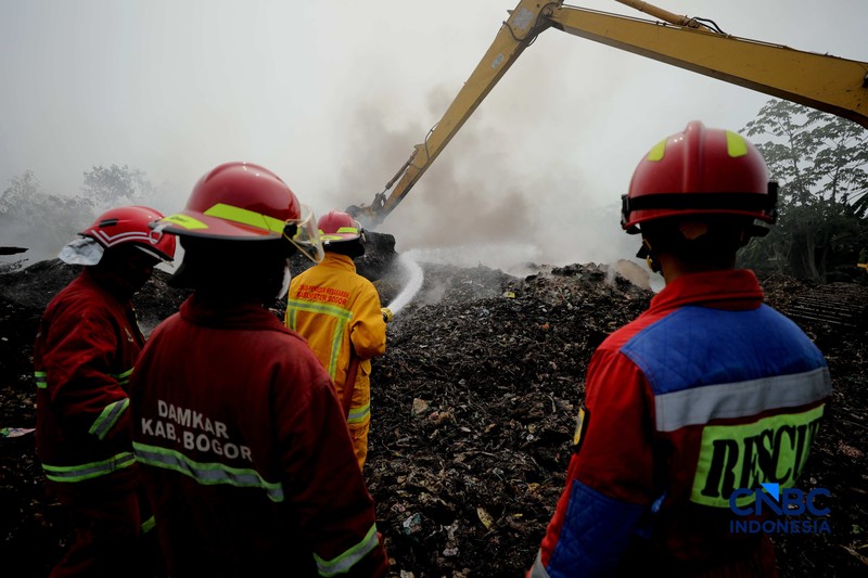 Pemadam kebakaran Kota Bogor masih melakukan proses penanganan kebakaran yang berlangsung di lokasi kebakaran TPA Galuga, Cibungbulang, Kabupaten Bogor, Jawa Barat, Rabu (9/9/2026). (CNBC Indonesia/Tri Susilo)
