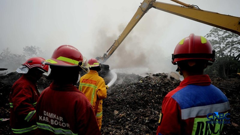 Pemadam kebakaran Kota Bogor masih melakukan proses penanganan kebakaran yang berlangsung di lokasi kebakaran TPA Galuga,Cibungbulang, Kabupaten Bogor, Jawa Barat, Rabu (9/9/2026). (CNBC Indonesia/Tri Susilo)
