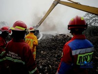 Pemadam kebakaran Kota Bogor masih melakukan proses penanganan kebakaran yang berlangsung di lokasi kebakaran TPA Galuga,Cibungbulang, Kabupaten Bogor, Jawa Barat, Rabu (9/9/2026). (CNBC Indonesia/Tri Susilo)