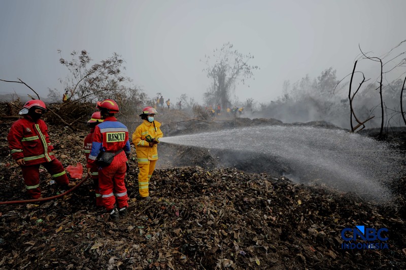 Pemadam kebakaran Kota Bogor masih melakukan proses penanganan kebakaran yang berlangsung di lokasi kebakaran TPA Galuga, Cibungbulang, Kabupaten Bogor, Jawa Barat, Rabu (9/9/2026). (CNBC Indonesia/Tri Susilo)