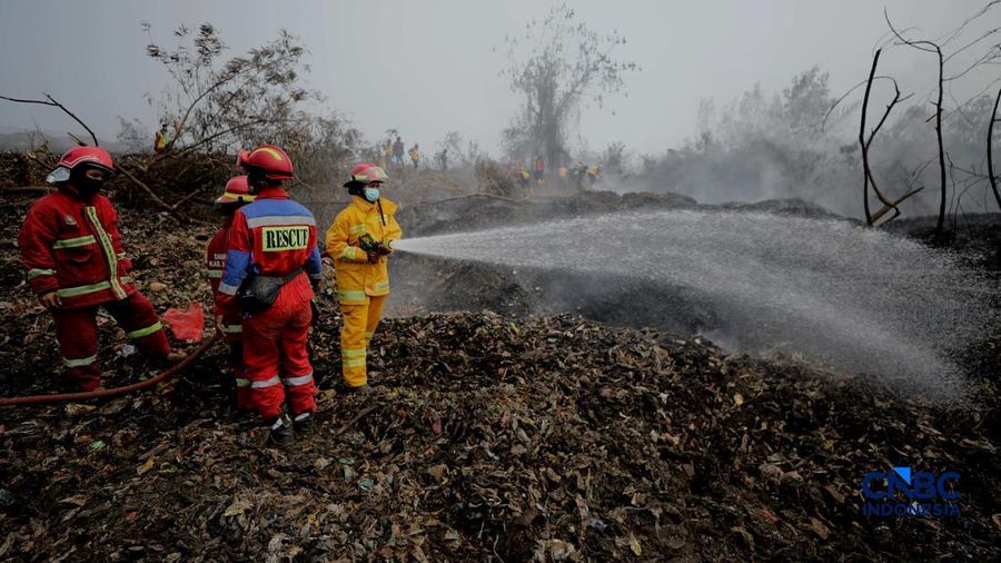 Pemadam kebakaran Kota Bogor masih melakukan proses penanganan kebakaran yang berlangsung di lokasi kebakaran TPA Galuga, Cibungbulang, Kabupaten Bogor, Jawa Barat, Rabu (9/9/2026).