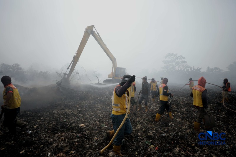 Pemadam kebakaran Kota Bogor masih melakukan proses penanganan kebakaran yang berlangsung di lokasi kebakaran TPA Galuga, Cibungbulang, Kabupaten Bogor, Jawa Barat, Rabu (9/9/2026). (CNBC Indonesia/Tri Susilo)