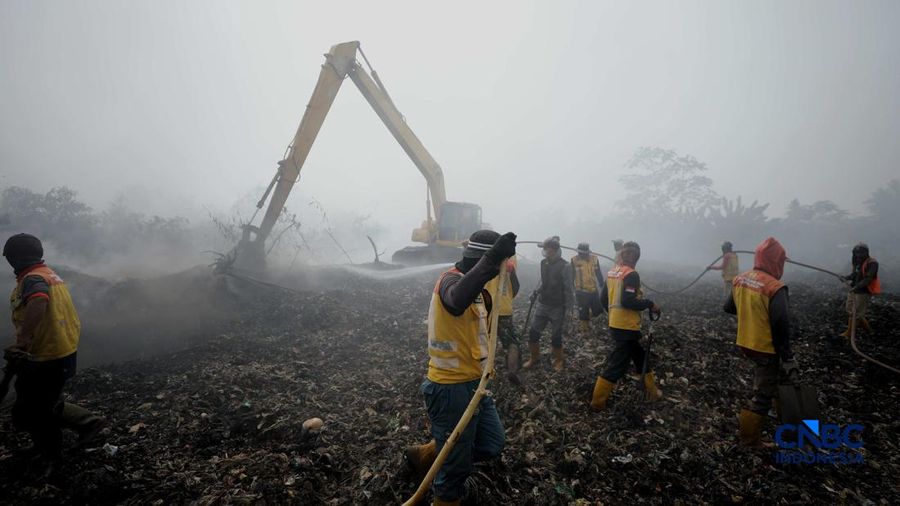 Pemadam kebakaran Kota Bogor masih melakukan proses penanganan kebakaran yang berlangsung di lokasi kebakaran TPA Galuga, Cibungbulang, Kabupaten Bogor, Jawa Barat, Rabu (9/9/2026).