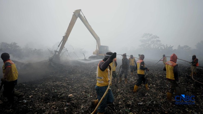 Pemadam kebakaran Kota Bogor masih melakukan proses penanganan kebakaran yang berlangsung di lokasi kebakaran TPA Galuga, Cibungbulang, Kabupaten Bogor, Jawa Barat, Rabu (9/9/2026).