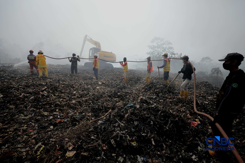 Pemadam kebakaran Kota Bogor masih melakukan proses penanganan kebakaran yang berlangsung di lokasi kebakaran TPA Galuga, Cibungbulang, Kabupaten Bogor, Jawa Barat, Rabu (9/9/2026). (CNBC Indonesia/Tri Susilo)