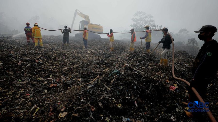 Pemadam kebakaran Kota Bogor masih melakukan proses penanganan kebakaran yang berlangsung di lokasi kebakaran TPA Galuga, Cibungbulang, Kabupaten Bogor, Jawa Barat, Rabu (9/9/2026).