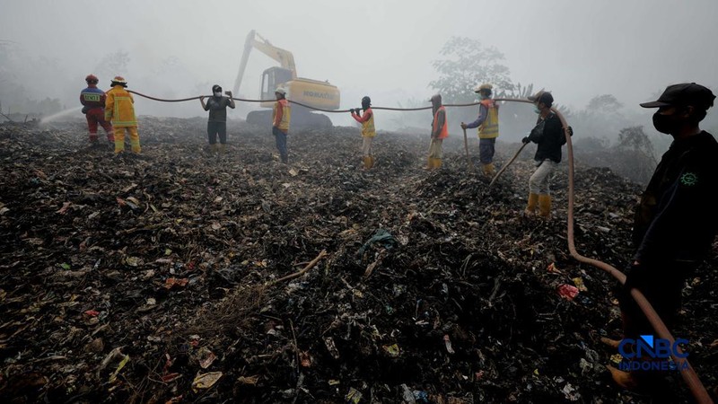 Pemadam kebakaran Kota Bogor masih melakukan proses penanganan kebakaran yang berlangsung di lokasi kebakaran TPA Galuga, Cibungbulang, Kabupaten Bogor, Jawa Barat, Rabu (9/9/2026).
