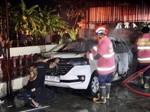 Amuk Suami di Tulungagung Bakar Mobil Pria Terduga Selingkuhan Istri