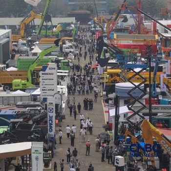 Pengunjung mengamati alat berat dalam pameran Indonesia Energy & Engineering (IEE) 2026 di JIExpo Kemayoran, Jakarta, Rabu (9/9/2023).(CNBC Indonesia/Faisal Rahman)