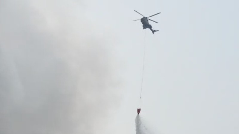 Pesawat TNI AU melaksanakan operasi water bombing untuk membantu pemadaman kebakaran di area TPA Galuga, Desa Galuga, Kecamatan Cibungbulang, Kabupaten Bogor, Jawa Barat, Selasa (8/9).