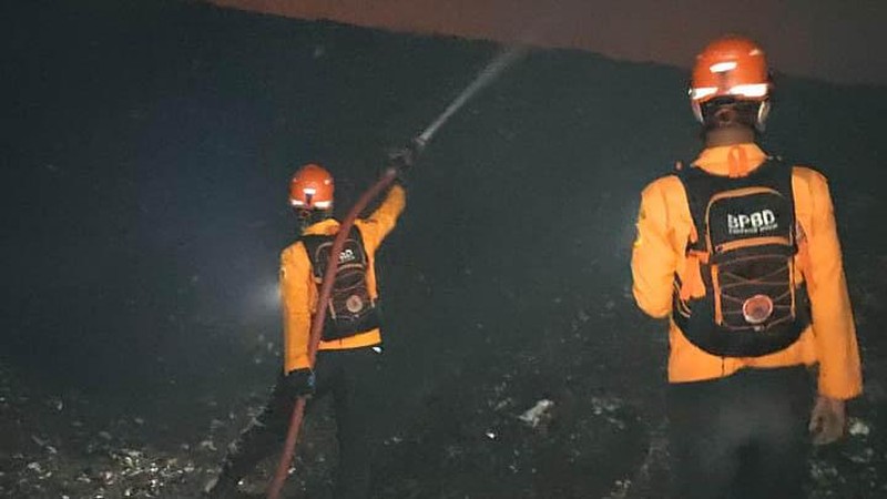 Petugas pemadam kebakaran melakukan pemadaman kebakaran di area TPA Galuga, Desa Galuga, Kecamatan Cibungbulang, Kabupaten Bogor, Jawa Barat, Selasa (8/9). (Dok. BPBD Kabupaten Bogor)