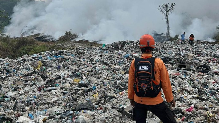 Petugas pemadam kebakaran melakukan pemadaman kebakaran di area TPA Galuga, Desa Galuga, Kecamatan Cibungbulang, Kabupaten Bogor, Jawa Barat, Selasa (8/9). (Dok. BPBD Kabupaten Bogor)