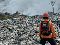 Petugas pemadam kebakaran melakukan pemadaman kebakaran di area TPA Galuga, Desa Galuga, Kecamatan Cibungbulang, Kabupaten Bogor, Jawa Barat, Selasa (8/9). (Dok. BPBD Kabupaten Bogor)