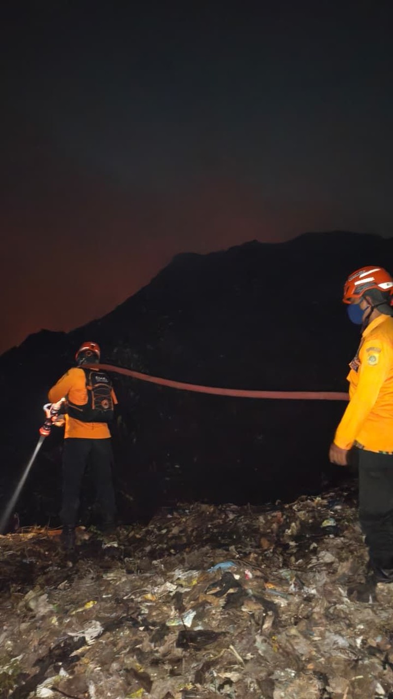Petugas pemadam kebakaran melakukan pemadaman kebakaran di area TPA Galuga, Desa Galuga, Kecamatan Cibungbulang, Kabupaten Bogor, Jawa Barat, Selasa (8/9). (Dok. BPBD Kabupaten Bogor)