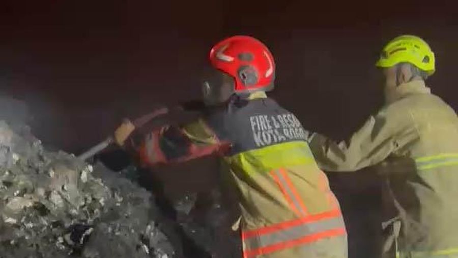 Petugas pemadam kebakaran melakukan pemadaman kebakaran di area TPA Galuga, Desa Galuga, Kecamatan Cibungbulang, Kabupaten Bogor, Jawa Barat, Selasa (8/9).