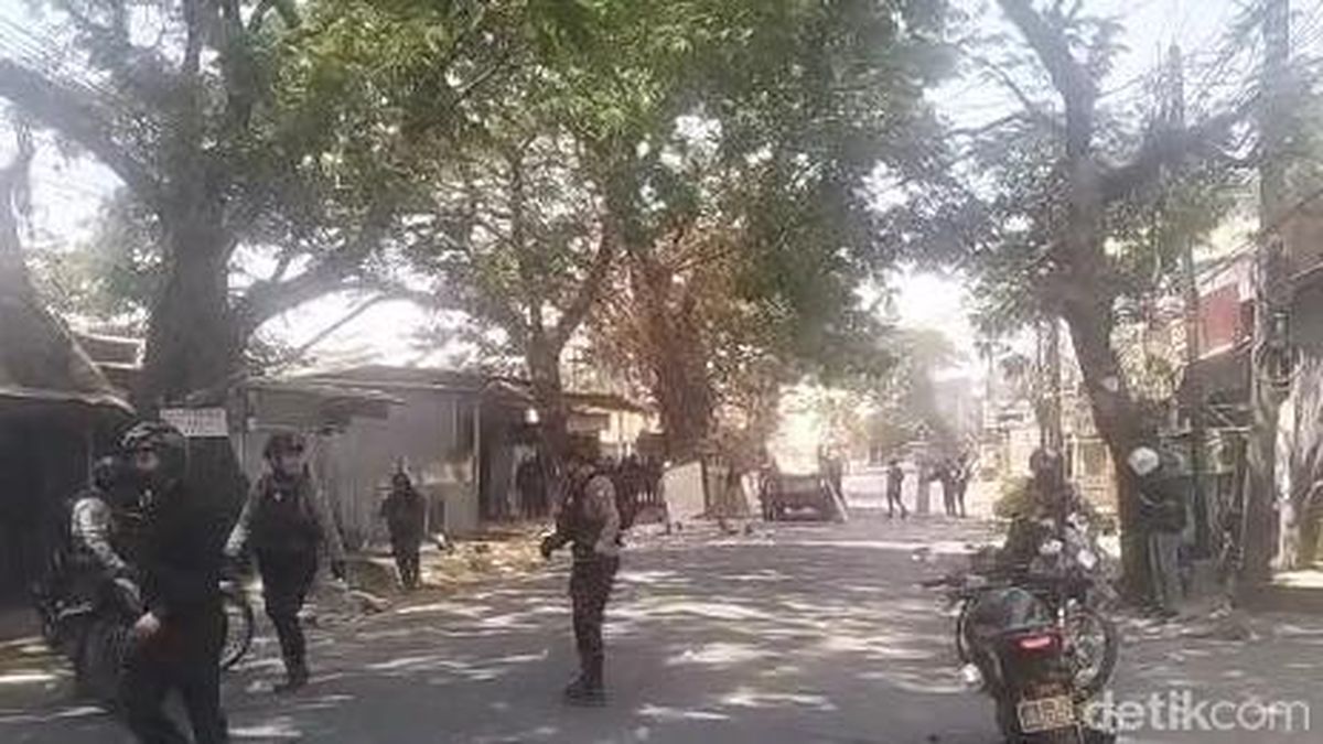 Polisi Tembakkan Gas Air Mata Bubarkan Tawuran di Jalan Ujung Bori Makassar